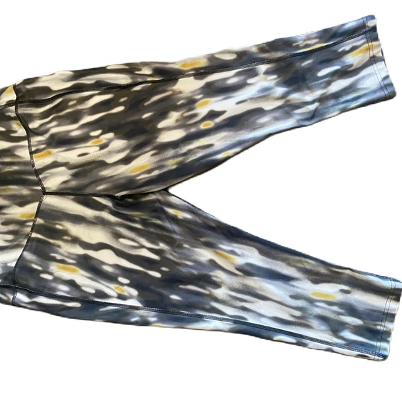 Nike Dri Fit multicolored capri leggings Size Large - Picture 2 of 6